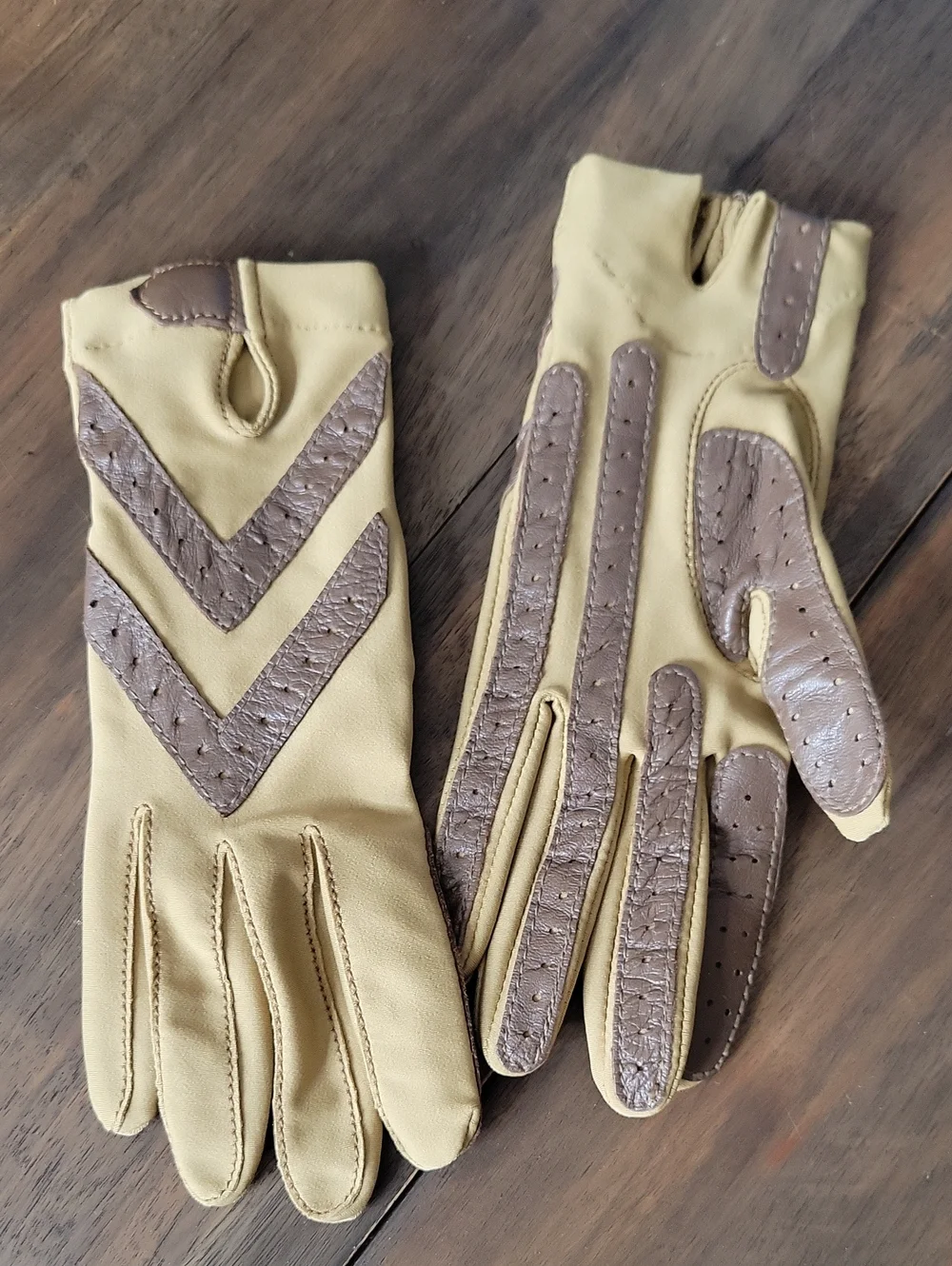 Isotoner Women's Aris Water Repellent Spandex Shortie Gloves OS